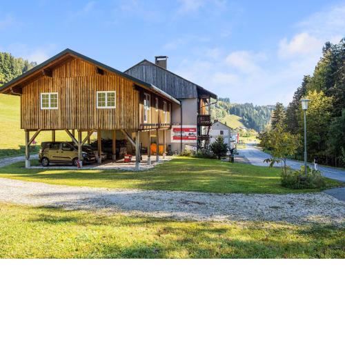 Sprawling Holiday Home in Kliening near Ski Area, F1 Circuit