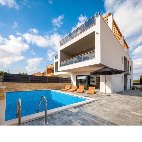 Srima Villa Sleeps 6 with Pool Air Con and WiFi