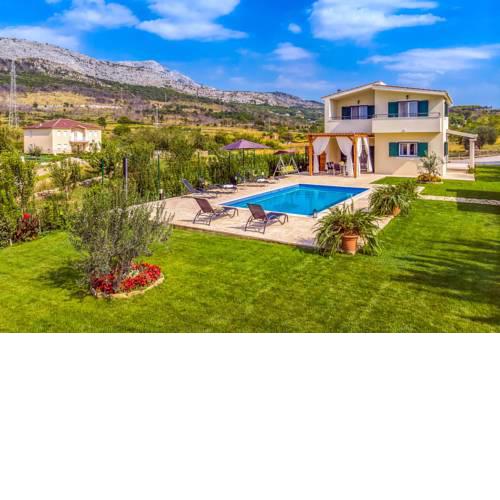 Srinjine Villa Sleeps 8 with Pool Air Con and WiFi
