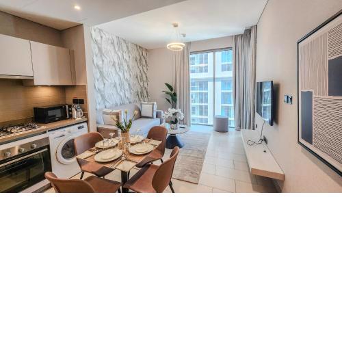 STAY Cozy 1BR Holiday Home near Burj Khalifa