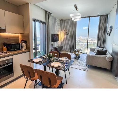 STAY Dazzling 2BR Holiday Home near Burj Khalifa