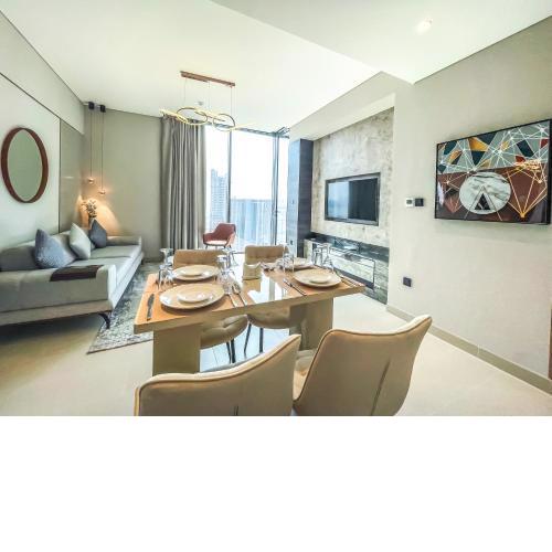 STAY Delightful 2 Bedroom Holiday Home with Creek Views near Burj Khalifa