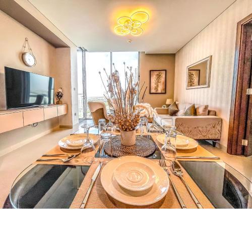 STAY Luxurious & Spacious 2 Bedroom Holiday Home Near Burj Khalifa