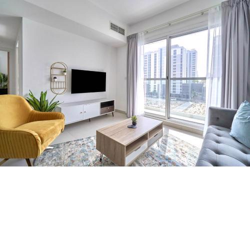 Stella Stays Chic 2 BDR Dubai JVC Large Terrace