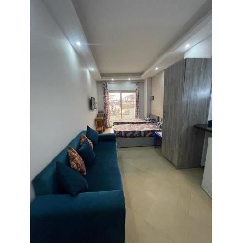 Steps from Beach & Near Airport Furnteched, Kitchenette, full APT Free WIFI