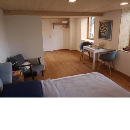 Stilvolles Zimmer mit Badezimmer