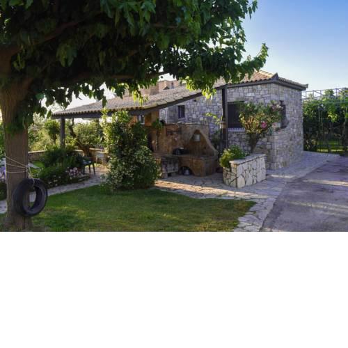 Stone house with garden 1km to the beach