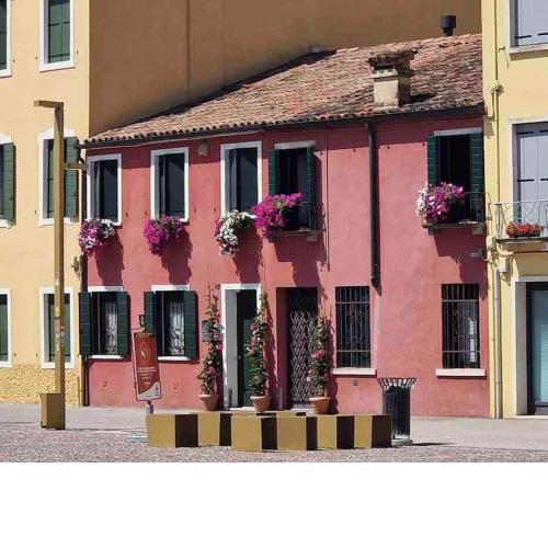Storico alloggio fronte piazza in Borgo Portello