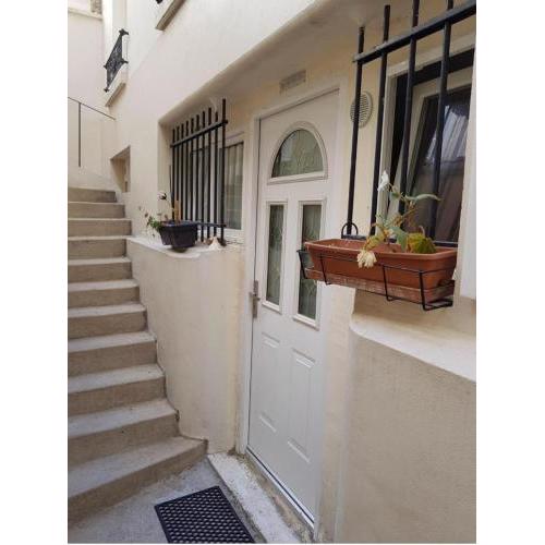 Studio 30 m2 paris 15 quartier commerce rdv contre-bas sur cour interieure