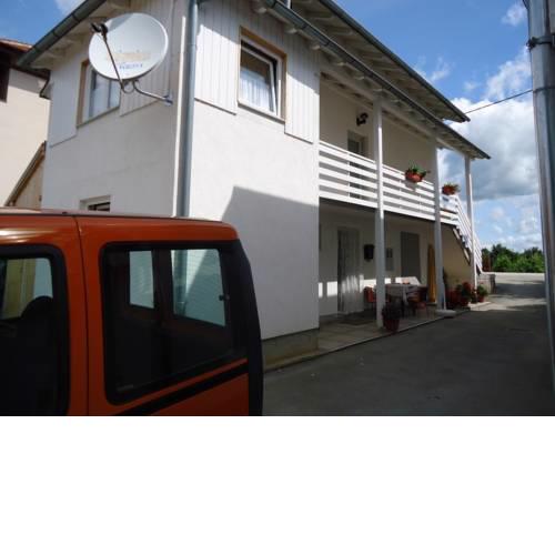 Studio apartment in Rakovica with balcony, air conditioning, washing machine (584-3)