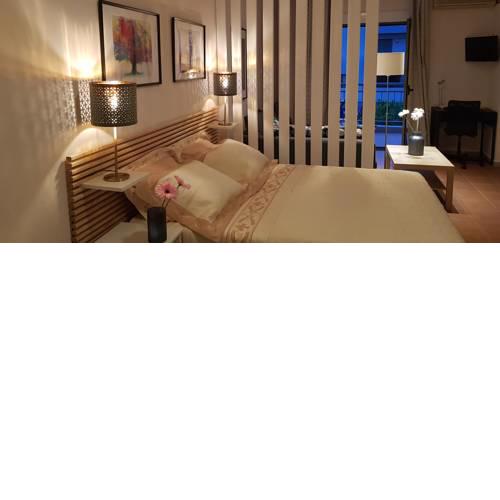 Studio apartment with sea view at Glyfada center