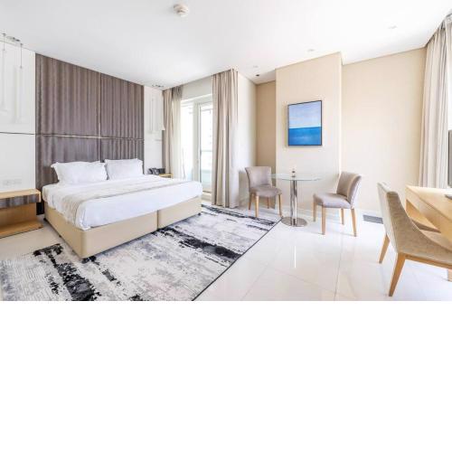 Studio Canal view with partial Burj khalifa view 5min to Dubai mall