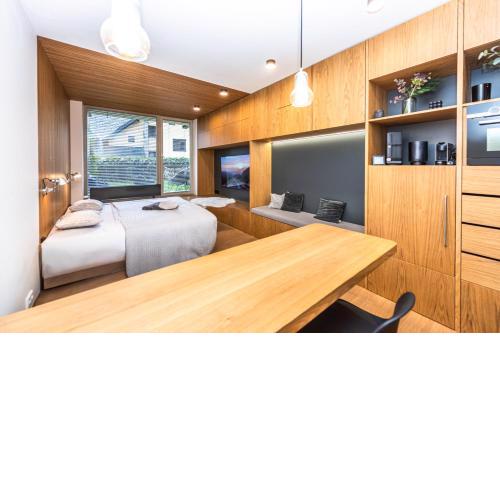 Studio Čertovka Ski & Bike & Chill Harrachov, předzahrádka s grilem, parking, komora na kola a lyže, Wi-Fi, Netflix, 65"TV