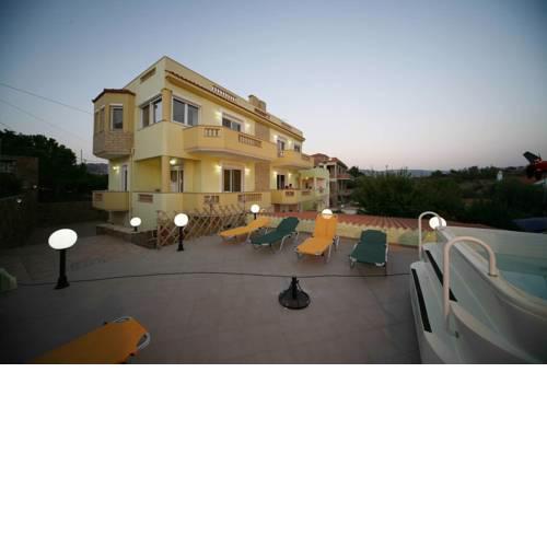 Studio close to the beach/Garden with jacuzzi &bbq