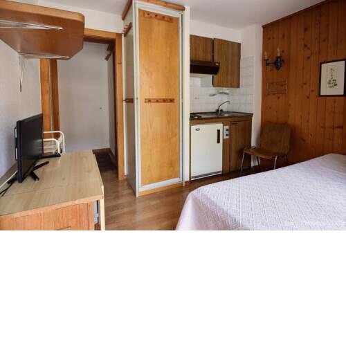 Studio for 1-2 people, situated next to the shops, north facing, WIFI