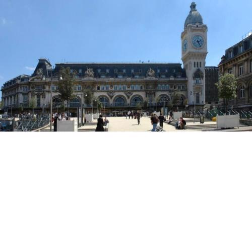 Studio neuf entièrement équipé et bien situé.