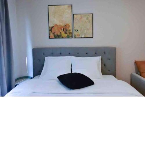 Studio, Place du Bourg de Four