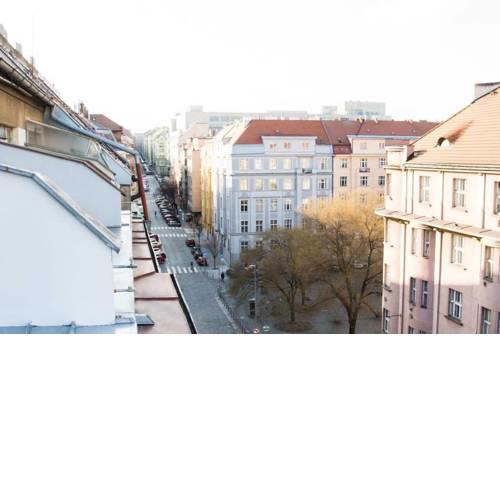 Studio with Balcony & Parking near Centre