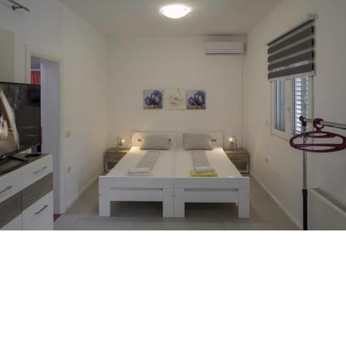 Studio Zuljana 4573b