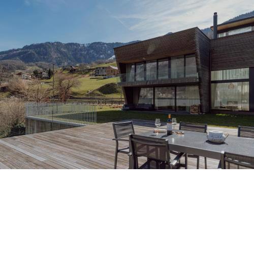 Stunning and Modern House On The Lake