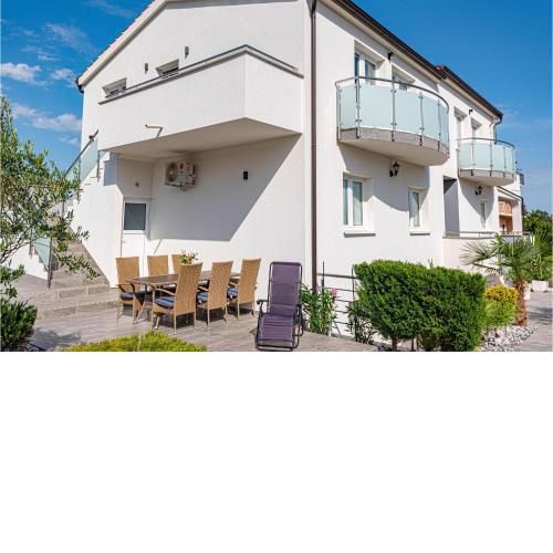 Stunning apartment in Bilice with WiFi and 2 Bedrooms