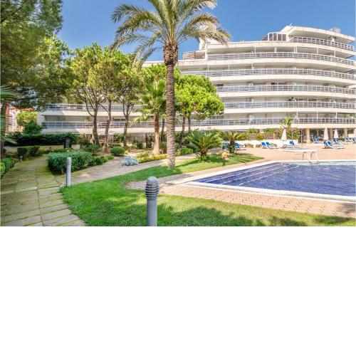 Stunning apartment in Blanes with Indoor swimming pool and 2 Bedrooms