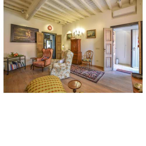 Stunning apartment in Mantova with 4 Bedrooms