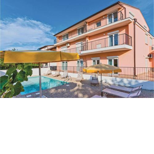 Stunning apartment in Pula with Outdoor swimming pool, WiFi and 2 Bedrooms