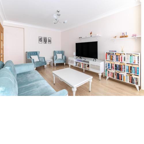 Stunning Coastal Retreat 10 min to Bagdat Avenue