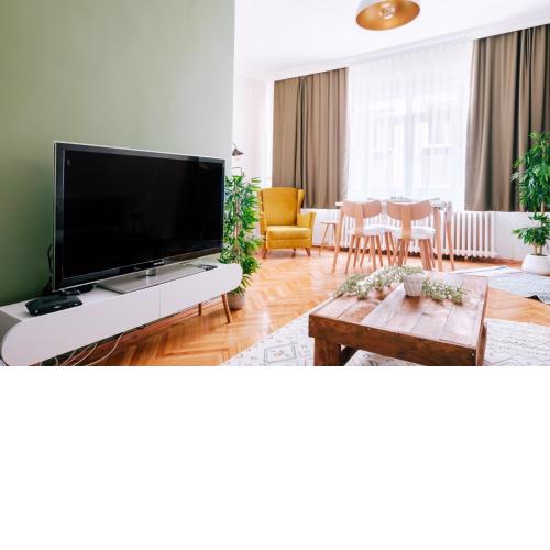 Stunning Flat with Balcony 3 min to Bomontiada