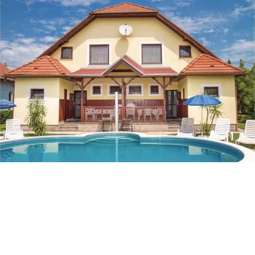 Stunning home in Balatonmáriafürdö w/ Outdoor swimming pool and 3 Bedrooms