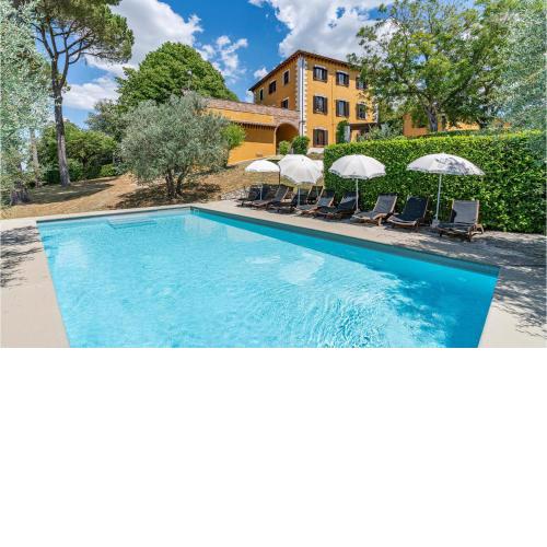 Stunning home in Chiusi with 6 Bedrooms, Private swimming pool and Outdoor swimming pool