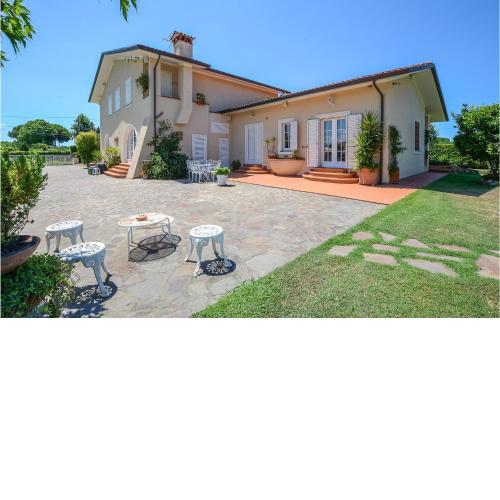 Stunning home in Lido di Camaiore with WiFi and 1 Bedrooms