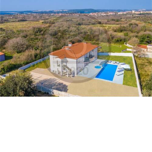 Stunning home in Liznjan w/ Jacuzzi, WiFi and 12 Bedrooms