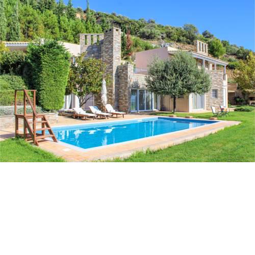 Stunning home in Nea Styra w/ Outdoor swimming pool and 5 Bedrooms