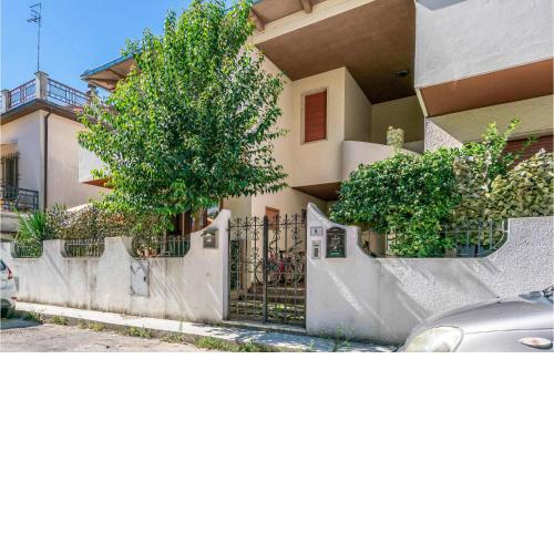 Stunning home in Roseto degli Abruzzi with WiFi and 2 Bedrooms