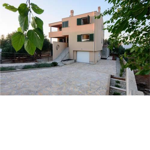 Stunning home in Sutomiscica w/ 4 Bedrooms
