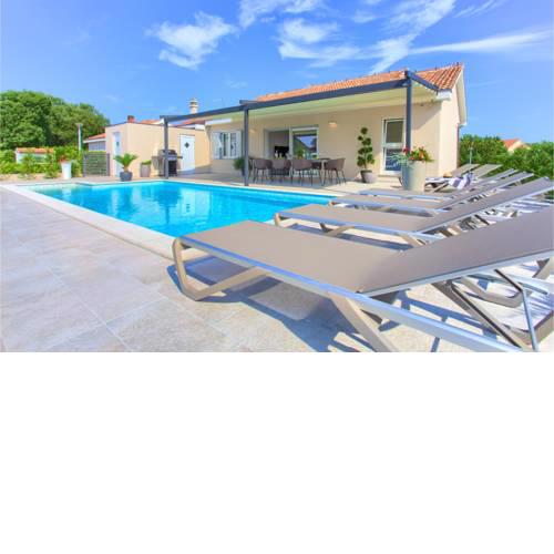 Stunning home in Vrh w/ Outdoor swimming pool and 3 Bedrooms