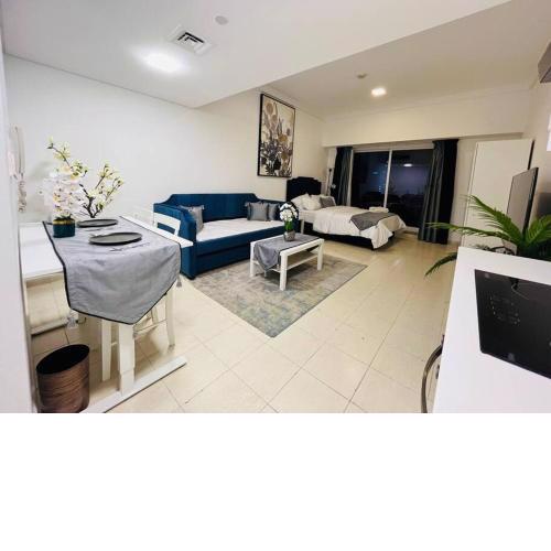 Stunning New Lakeview- Sleeps 4!