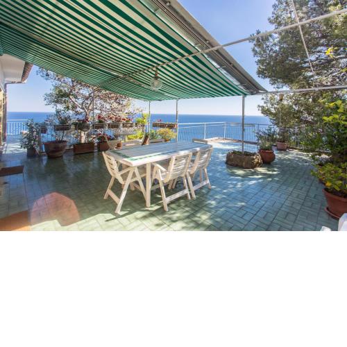 Stunning Views Pool & Direct access to the Sea