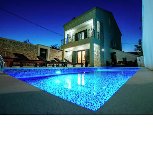 Stunning Villa with Swimming Pool in Vinjerac
