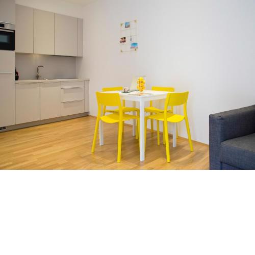 Stylish 1-Bedroom Apartment by Rochusmarkt Walk to the City Center