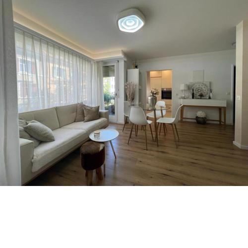 Stylish 1-bedroom condo close to exhibition square