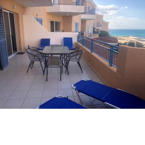 Stylish 2 bedroom apartment with fabulous seaviews