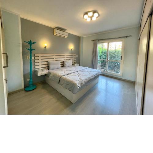 Stylish 2BR Apartment in Downtown Rehab Near Malls