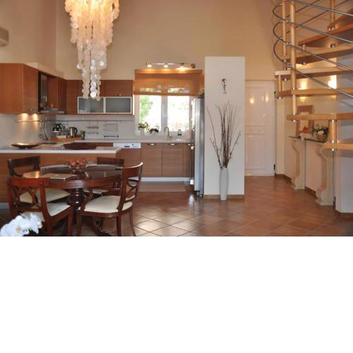 Stylish 3-bedroom flat - Excellent location.