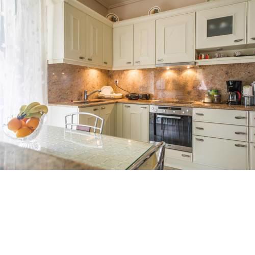 Stylish and spacious flat overlooking the sea