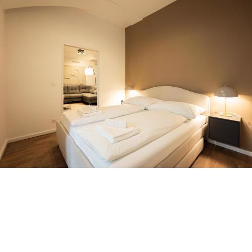 Stylish apartment with dedicated working space and super king-size bed located between city centre and Donau river