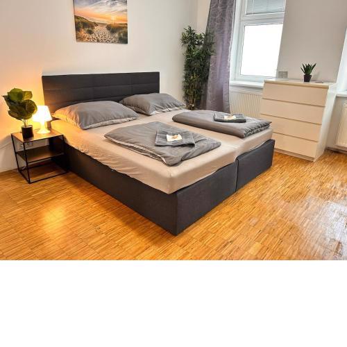 Stylish City Nest - 3 Rooms for 5 - near Metro