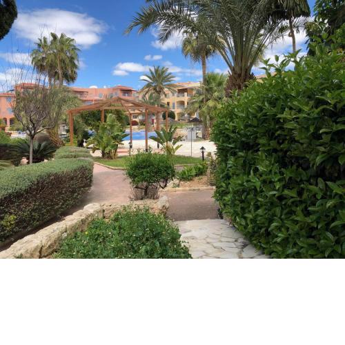 Stylish ground floor 2 bed apartment in Limnaria Gardens